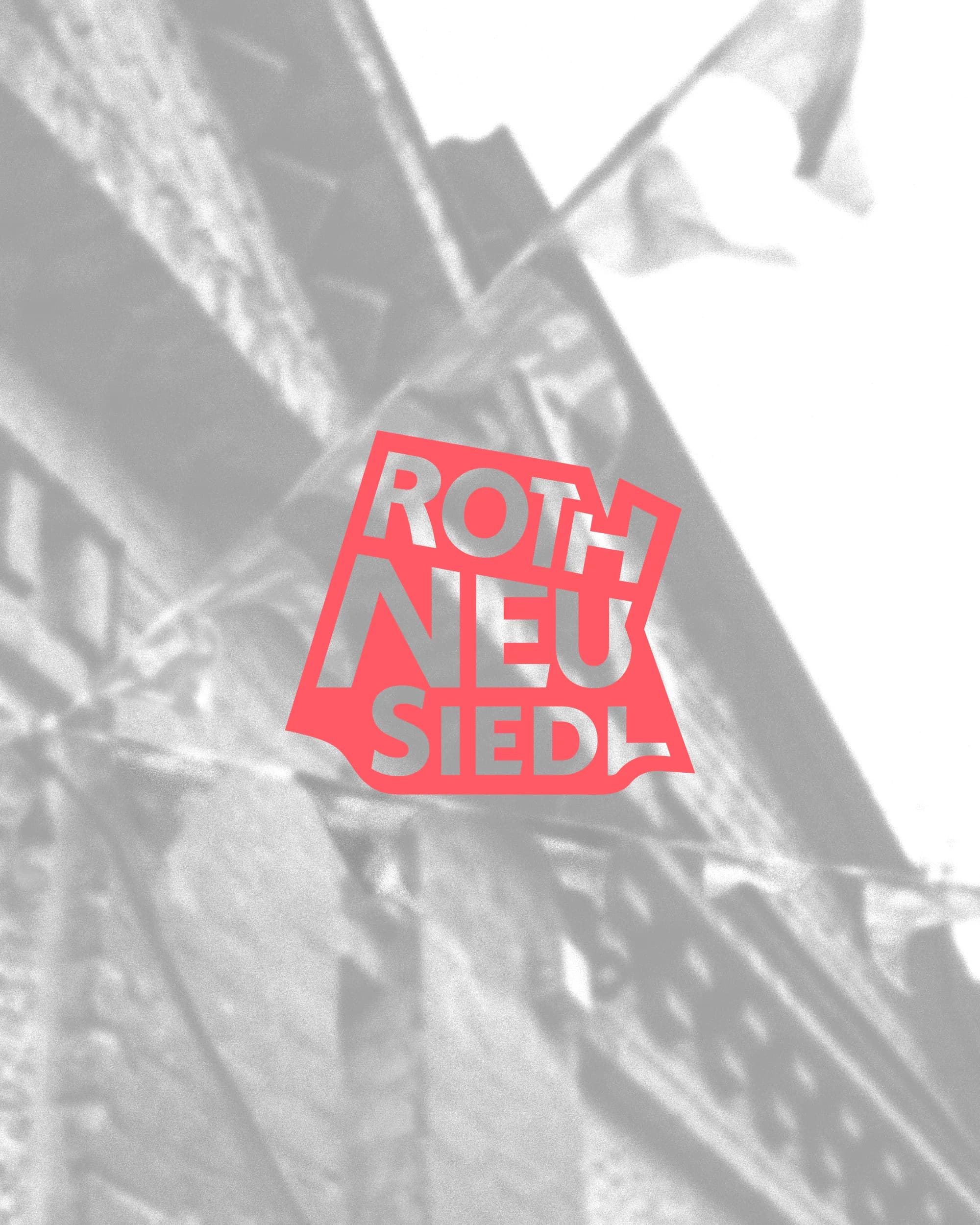 Rotes RothNEUsiedl-Logo vor einer Hausfassade in Schwarz-Weiß
