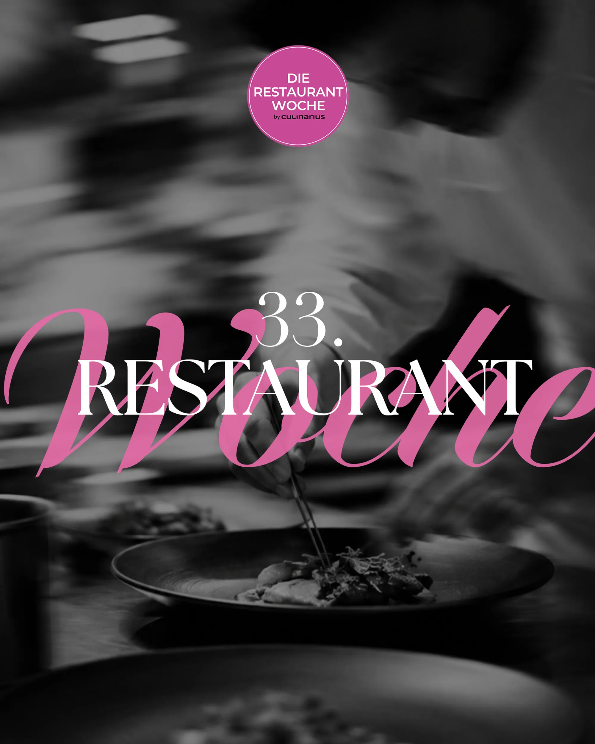 Schwarz-weißes Foto eines Kochs beim Anrichten mit dem Schriftzug Die Restaurantwoche, Web-Projekt von OSTWERK