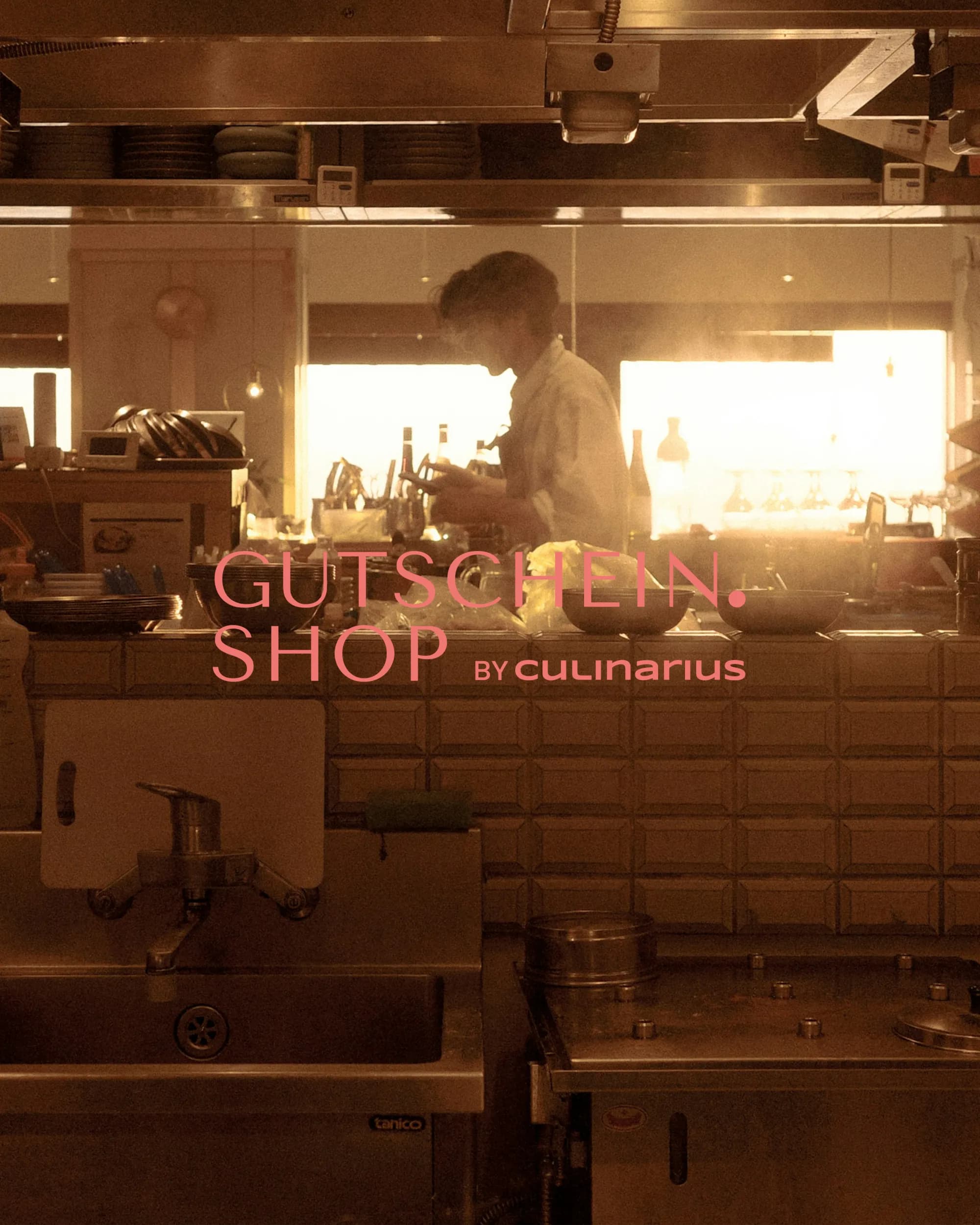 Koch in einer Restaurantküche im Gegenlicht mit dem Logo Gutschein.Shop by Culinarius